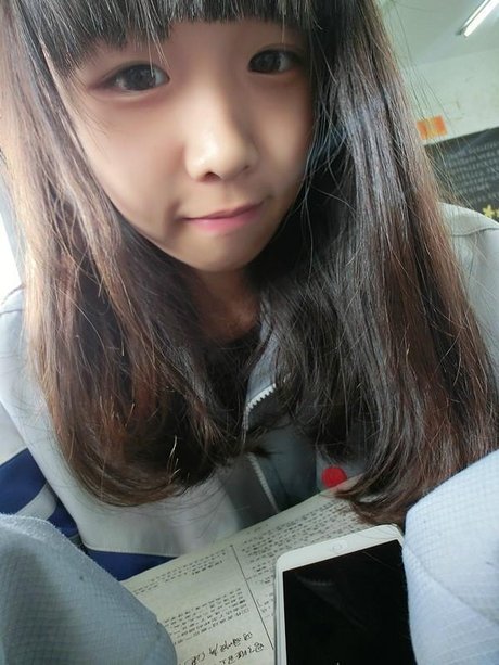 穿校服的女生图片 90后萌妹子qq皮肤大图(2)