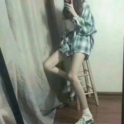 细腿女生一览  少女图片头像唯美真人在床上