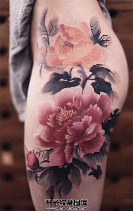 女性大腿臀部水墨牡丹纹身