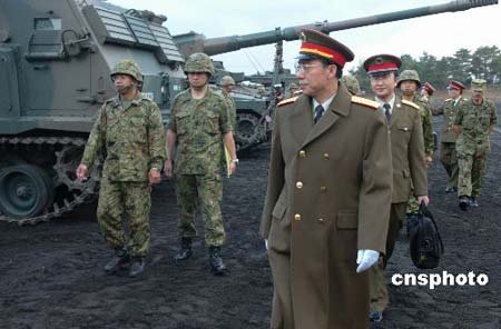 解放军高官检阅日本自卫队 表情严肃从容冷峻