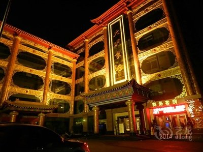 赵世平的诗歌：济南大明食府一服务员007