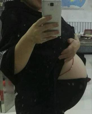 双胞胎孕妇肚子