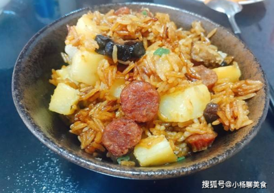 电饭锅腊肠鸡肉香菇饭