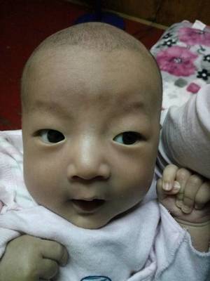两个月宝宝不吃手正常吗