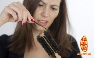 女人梦见自己掉头发