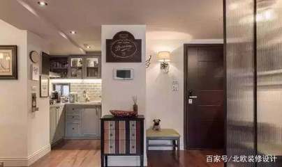 厨房和玄关用玻璃隔开