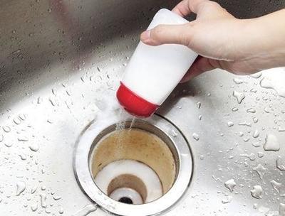 顶楼厨房下水道下水时冒泡