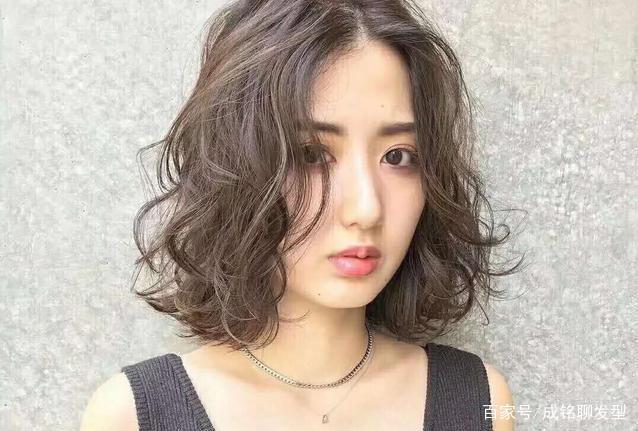 头发少适合短发还是长发