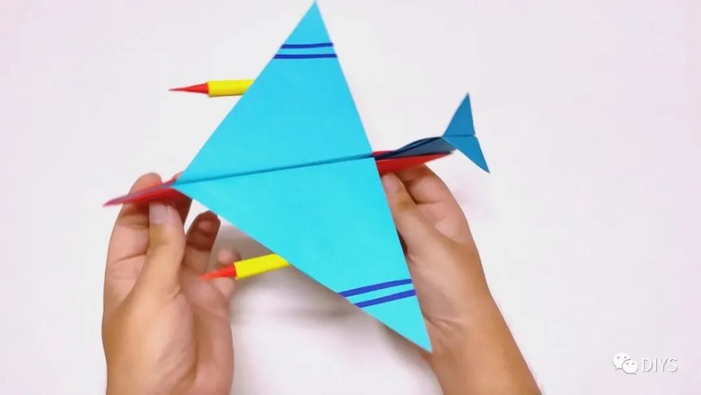手工折纸飞机的步骤