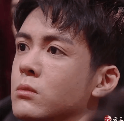 女的脸上长痘痘