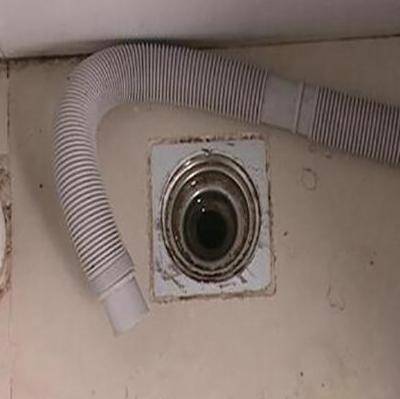 顶楼厨房下水道下水时冒泡