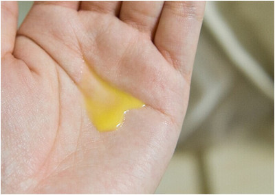 用了护肤品脸上油油的