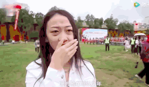 男朋友帮女孩出国留学