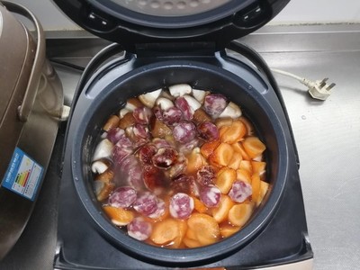 香肠香菇焖锅