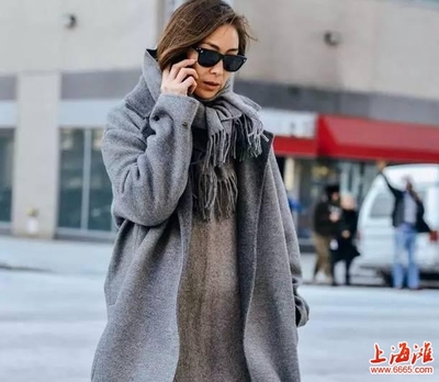丝绸围巾怎么搭配衣服