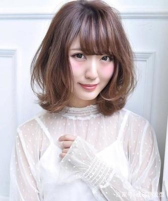显脸瘦的发型女