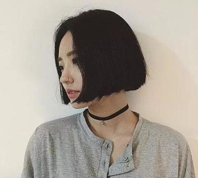 短发外翻卷发怎么弄