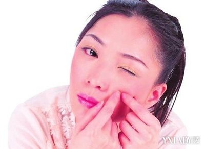 左脸长小痘痘