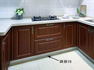 工人做橱柜柜体踢脚线