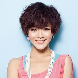 短发烫发造型女