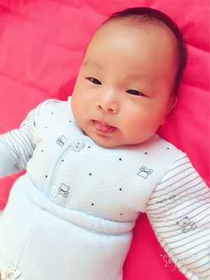 三个月宝宝抬头标准图