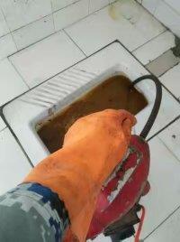 顶楼厨房下水道下水时冒泡