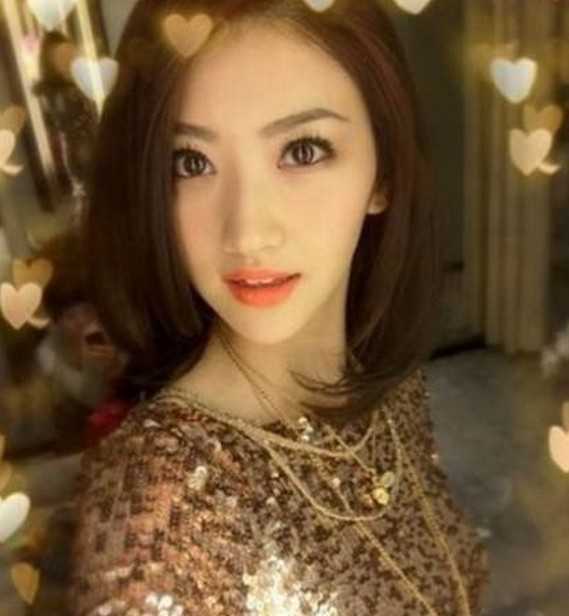 中分长刘海女