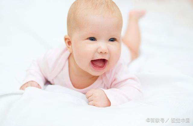 几个月宝宝可以背