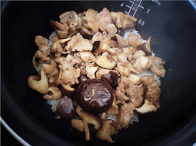 电饭煲香菇滑鸡煲仔饭做法
