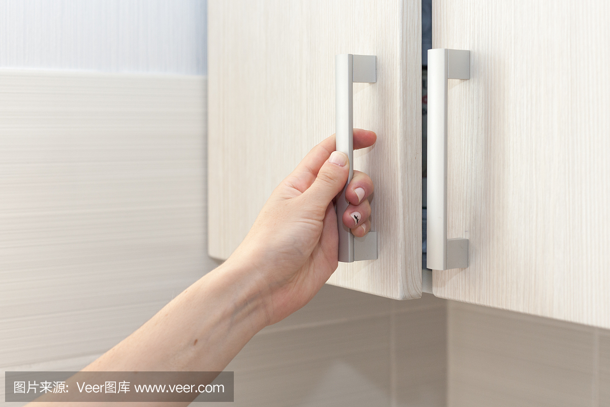 橱柜门关不严怎么办