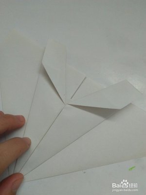 纸飞机能飞很远的怎么折
