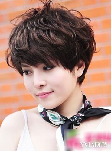 短发烫发造型女