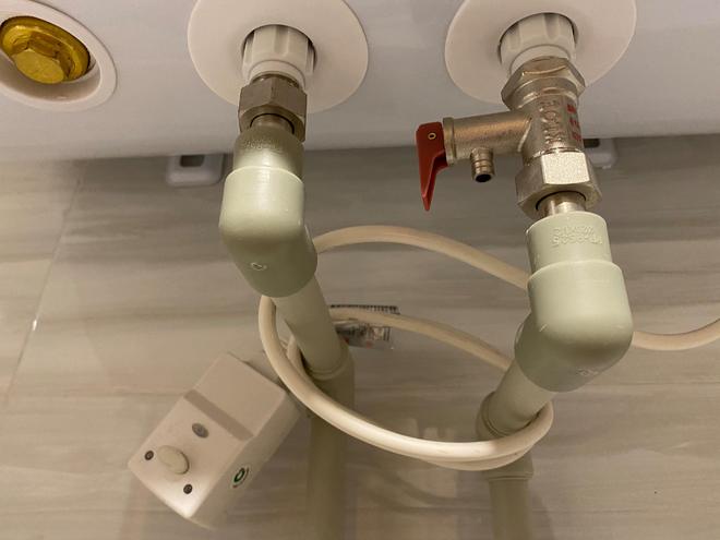 电热水器泄压阀漏水怎么办