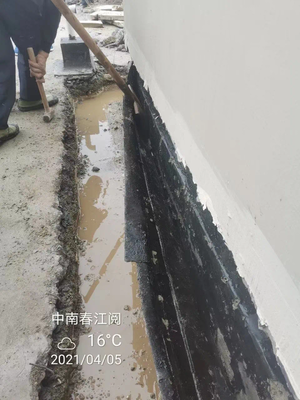厨房屋顶靠近烟道渗水