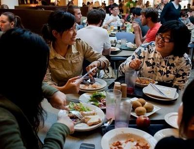 做梦梦见在别人家吃饭