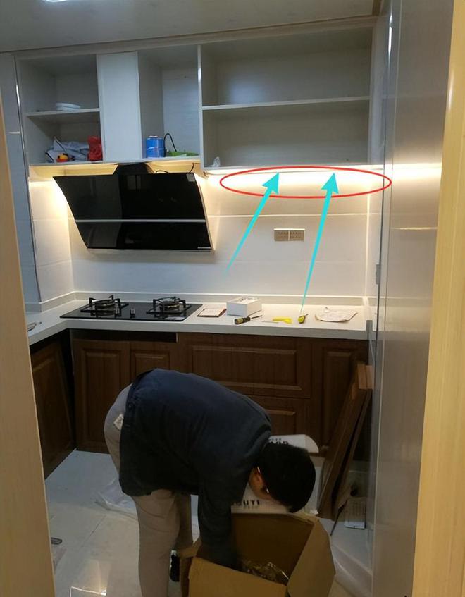 瓷砖夹橱柜门