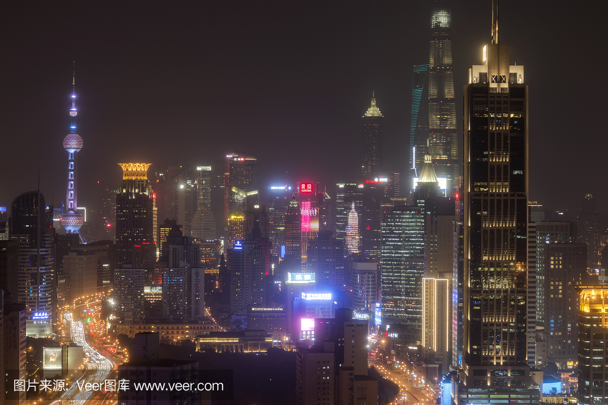 夜晚的上海天际线,以上海中心大厦和上海环球金融中心为背景