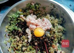 芹菜香菇木耳水饺的做法