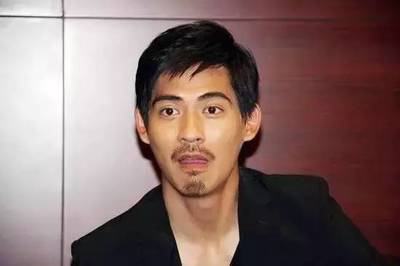 男生八字眉