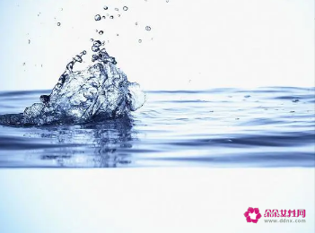 梦见自己在海水里