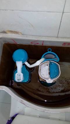 马桶一直流水怎么修理