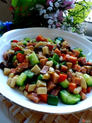 胡萝卜香菇黄瓜炒火腿肠