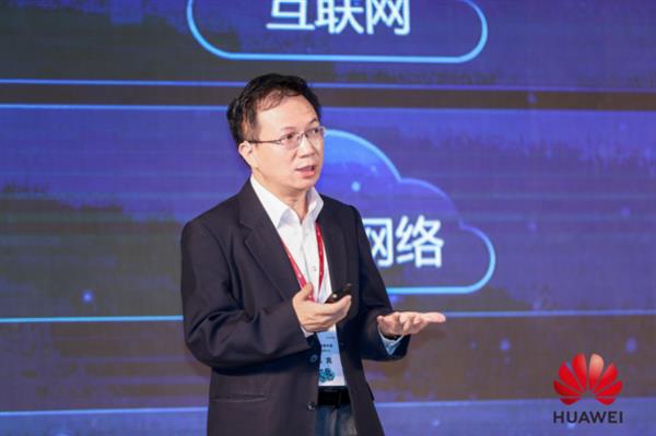 爱游戏官方入口球场外球迷聚集的场景
