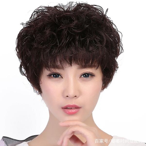 女人圆脸短发发型