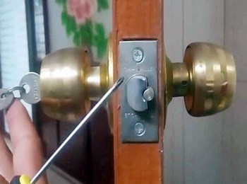 卧室门锁打不开