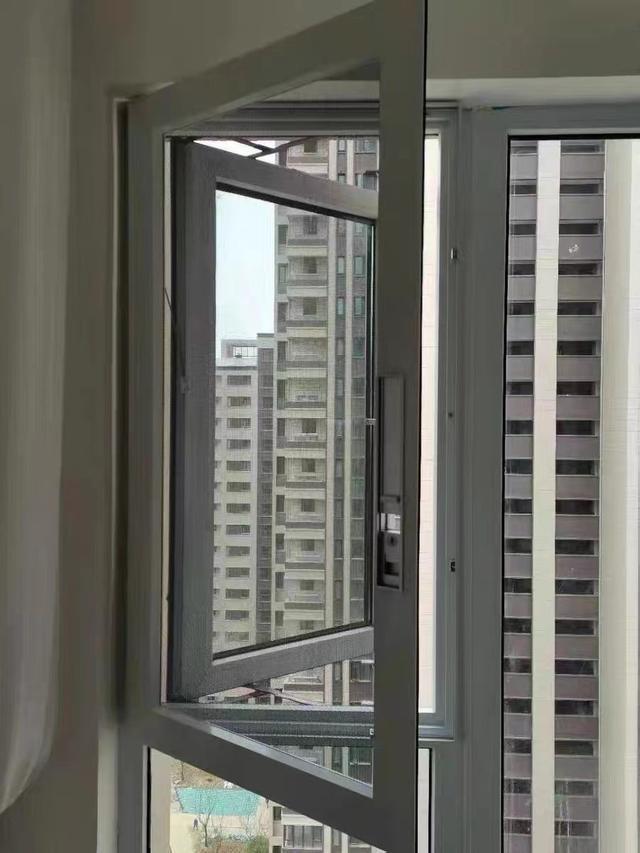 窗户纱窗怎样安装上去