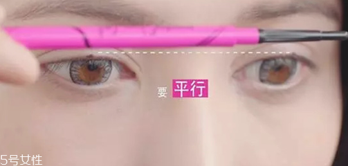 眼线眼影哪个先画