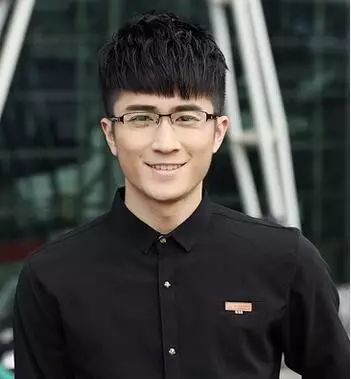 带圆框眼镜的男生发型