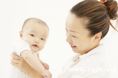梦见自己抱两个婴儿