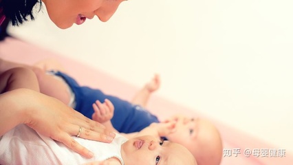宝宝吐奶到耳朵里怎么办